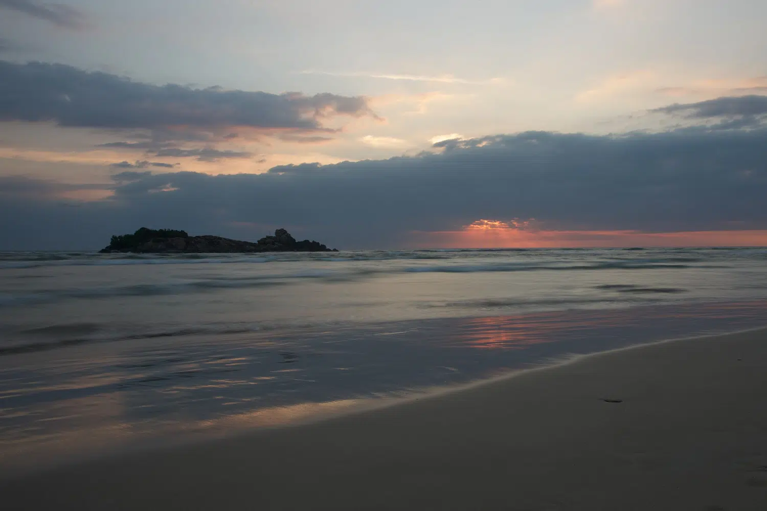 Palm-fringed Sri Lanka beach and coastal scenery for Sri Lanka private day tour with Trustker