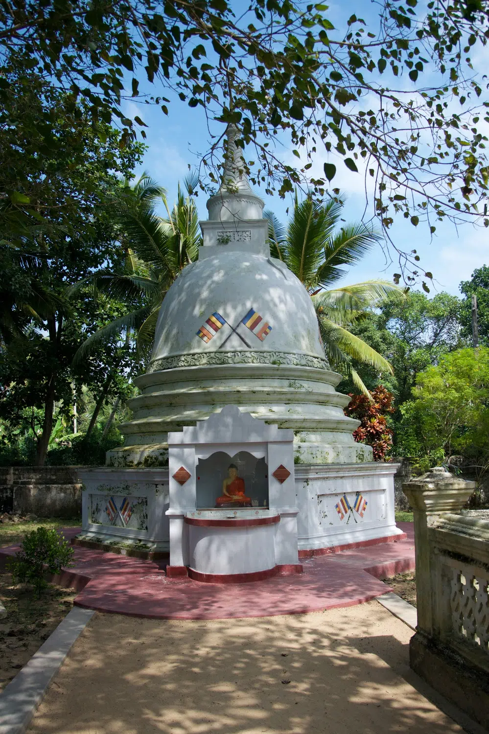 Buddhist statues, shrines and temple details for Sri Lanka private day tour with Trustker