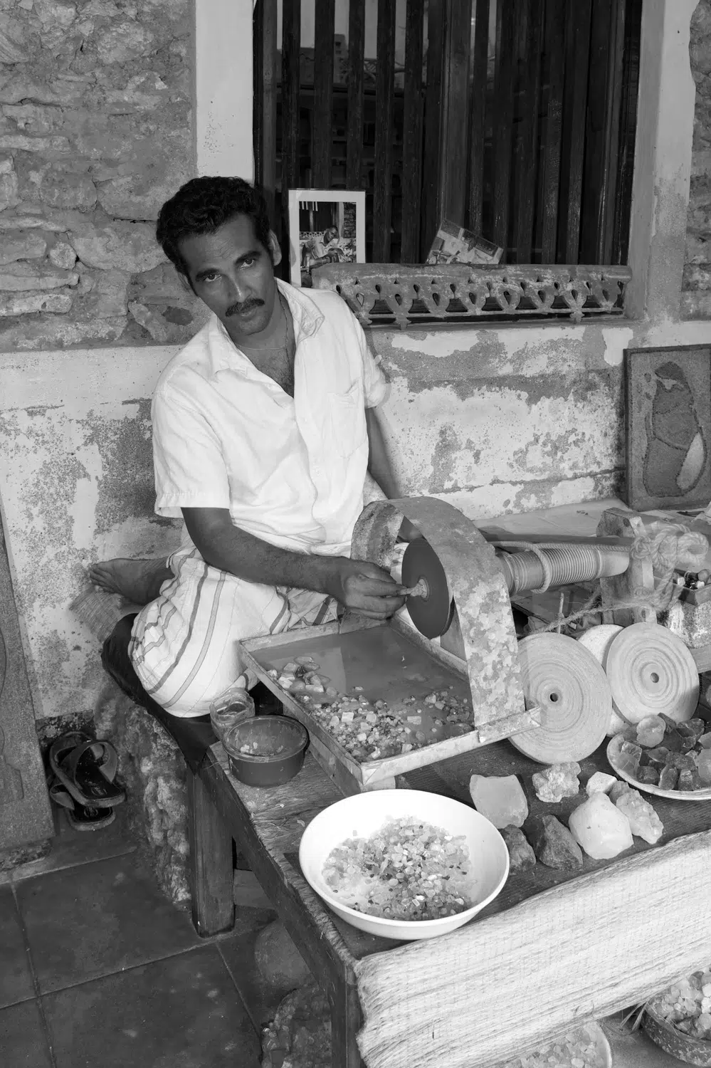 City, colonial buildings, local scenes and resort details for Sri Lanka private day tour with Trustker