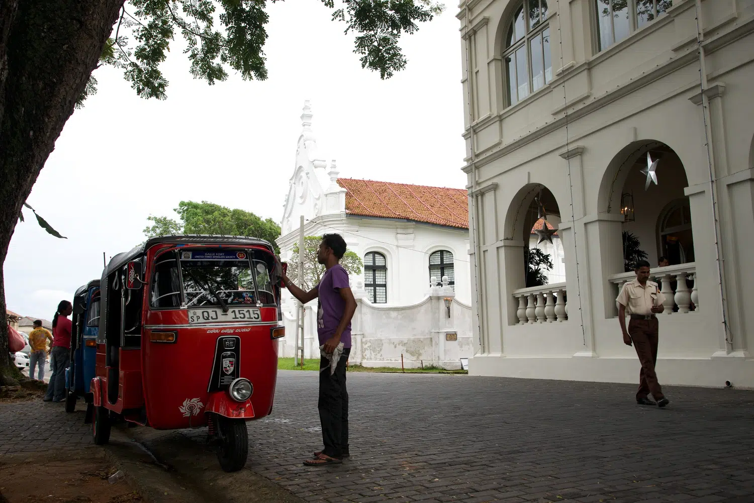 City, colonial buildings, local scenes and resort details for Sri Lanka private day tour with Trustker
