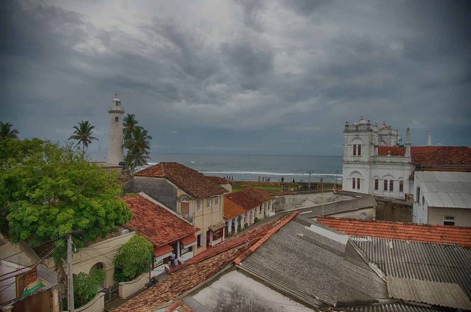 City, colonial buildings, local scenes and resort details for Sri Lanka private day tour with Trustker