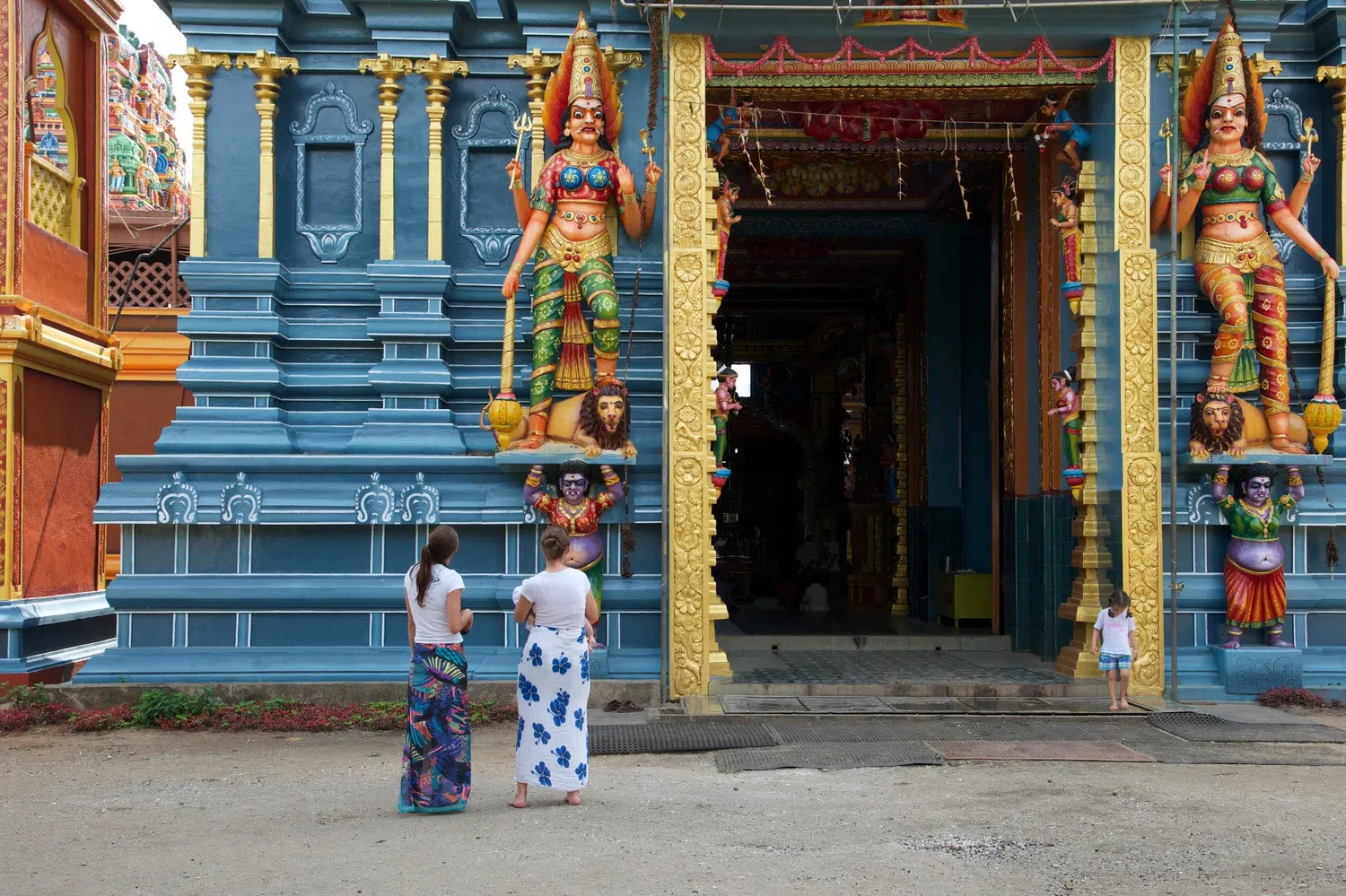 Kandy area temples, musicians, landscapes and sacred sites for Sri Lanka private day tour with Trustker